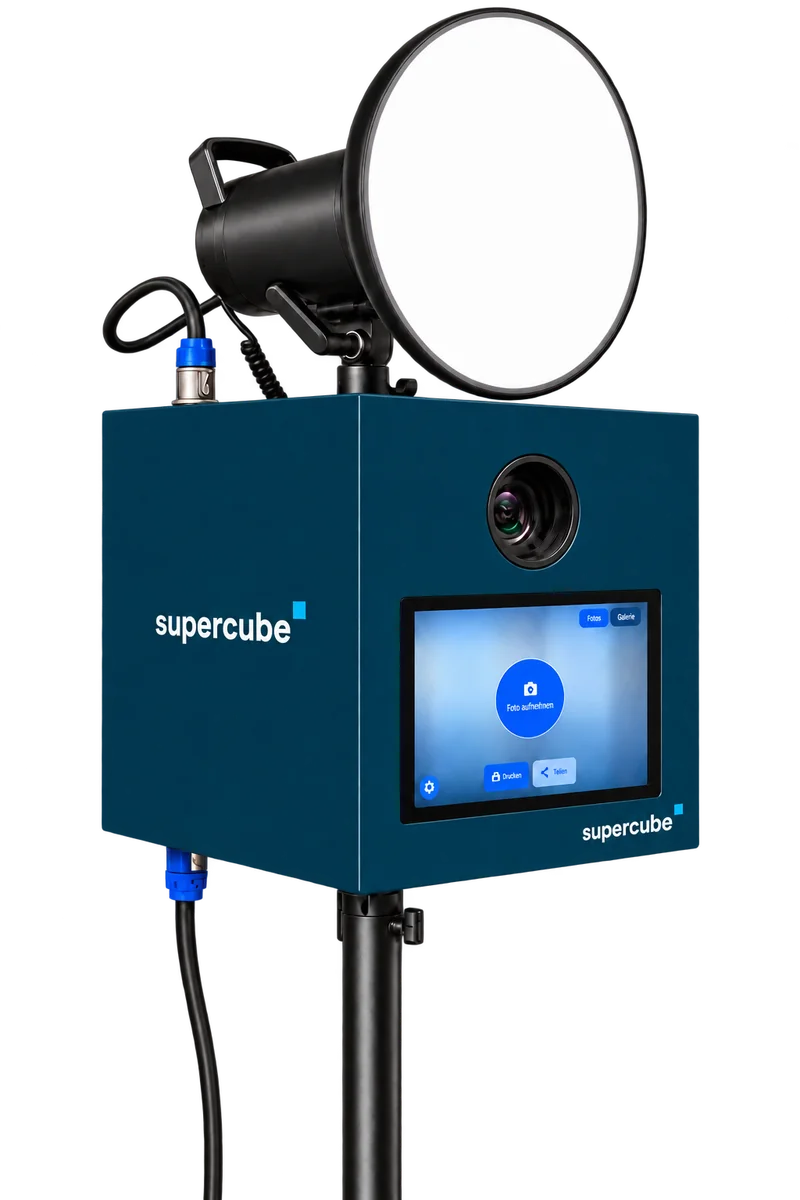 supercube mit Studioblitz, Spiegelreflexkamera und Touchscreen auf einem Stativ